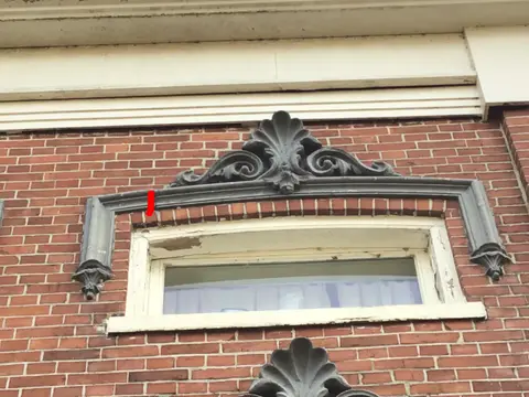 Scheur in het metselwerk aan de buitenkant