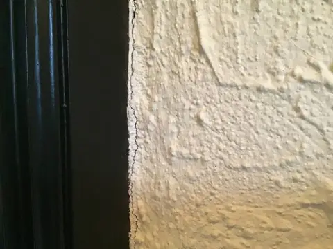 Scheur in het stucwerk van een binnenmuur