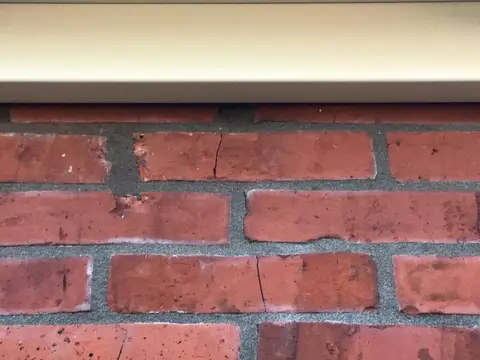 Scheur in een buitenmuur