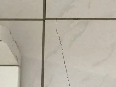 Scheur boven een deurkozijn binnen