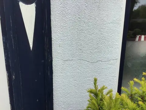 Scheur in stucwerk aan de buitenkant